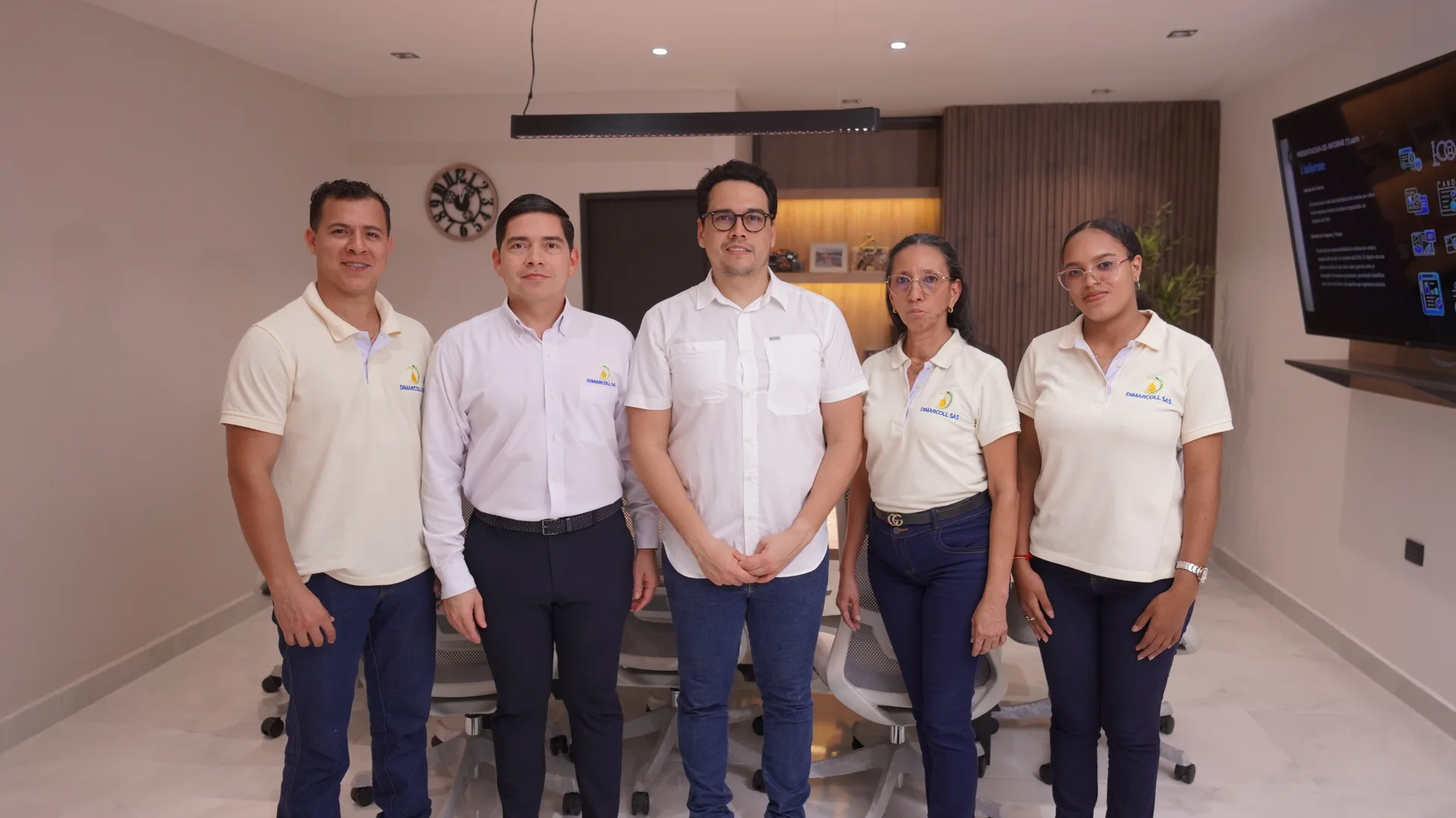 Cinco integrantes del equipo de DIMARCOLL en sus oficinas