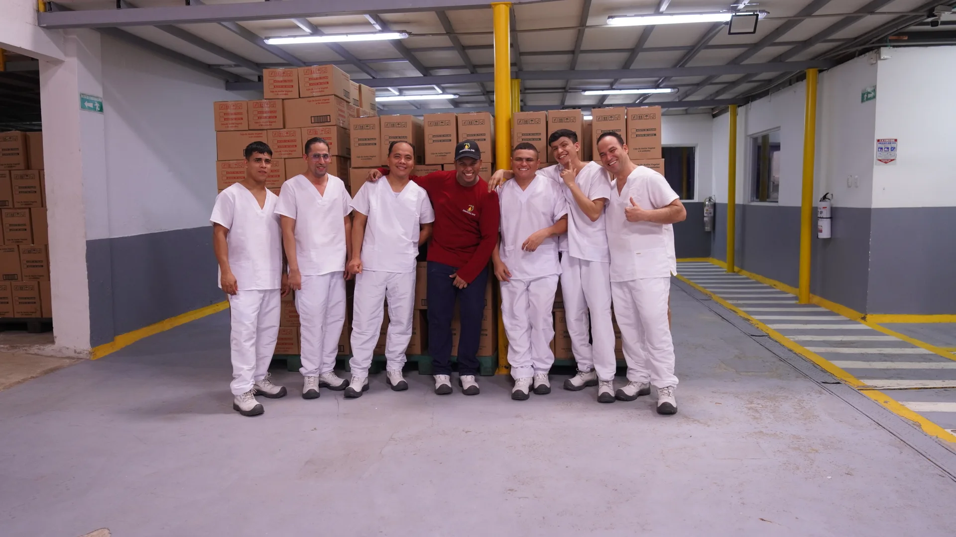 Integrantes del equipo de DIMARCOLL juntos en la planta