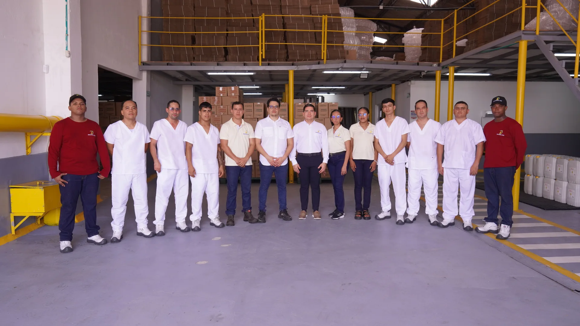Equipo humano de DIMARCOLL en su planta de Barranquilla