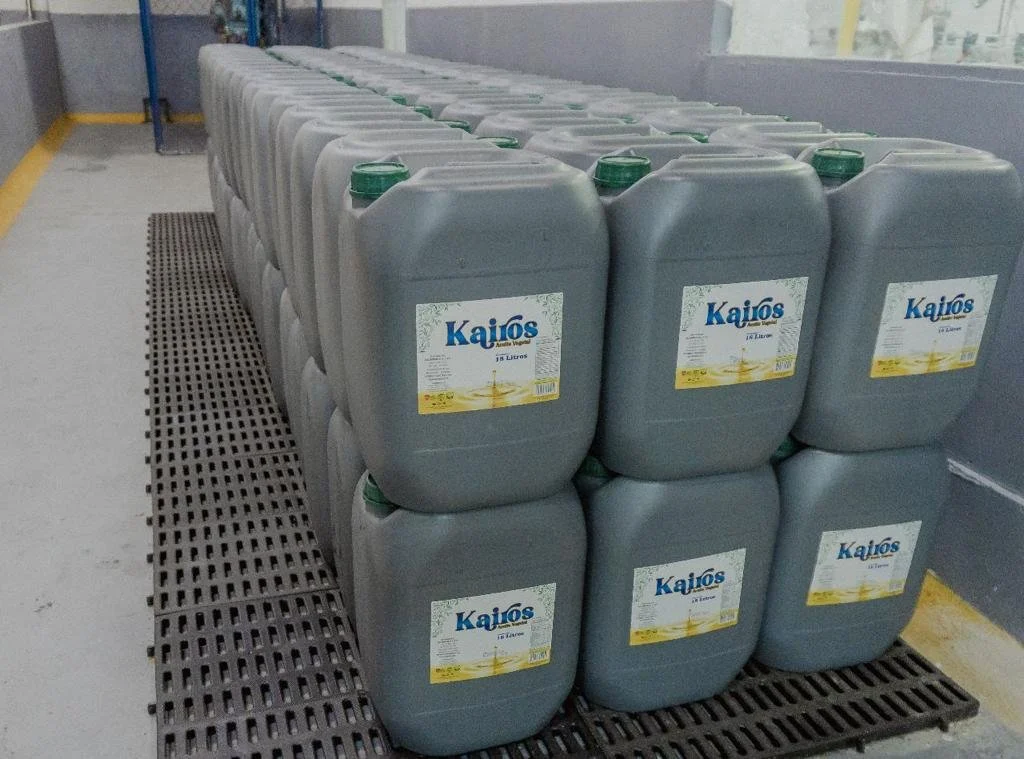 Garrafas de aceite almacenadas en la planta